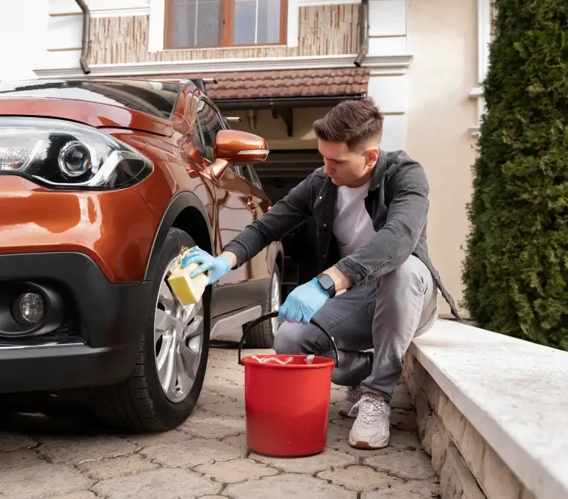 Lavage auto à domicile Le Bez : professionnel intervenant sur un véhicule